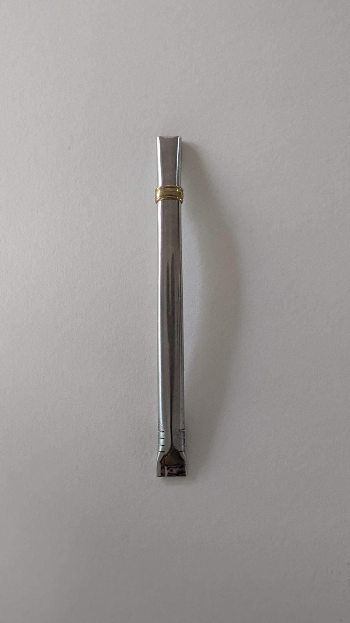 Bombilla Chata con Virola de Bronce – 16.5 cm – Acero Inoxidable - Der Kleine Markt