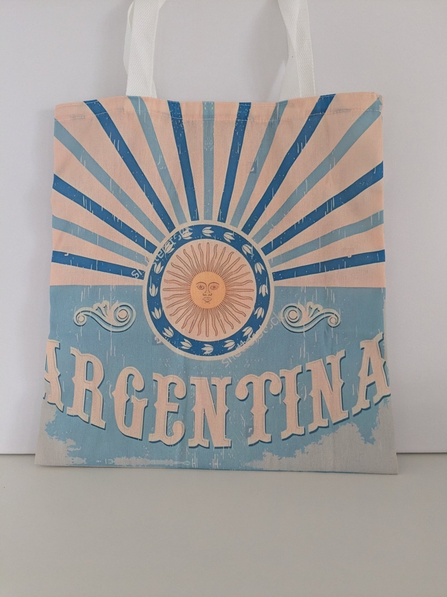 Set Tradicional Argentino: Totebag Argentina + Lata Matera Marwal + Mate Calabaza Marrón con Virola Acero Grabada + Bombilla – ¡El Kit Clásico con Alma Gaucha! 🧉 - Der Kleine Markt