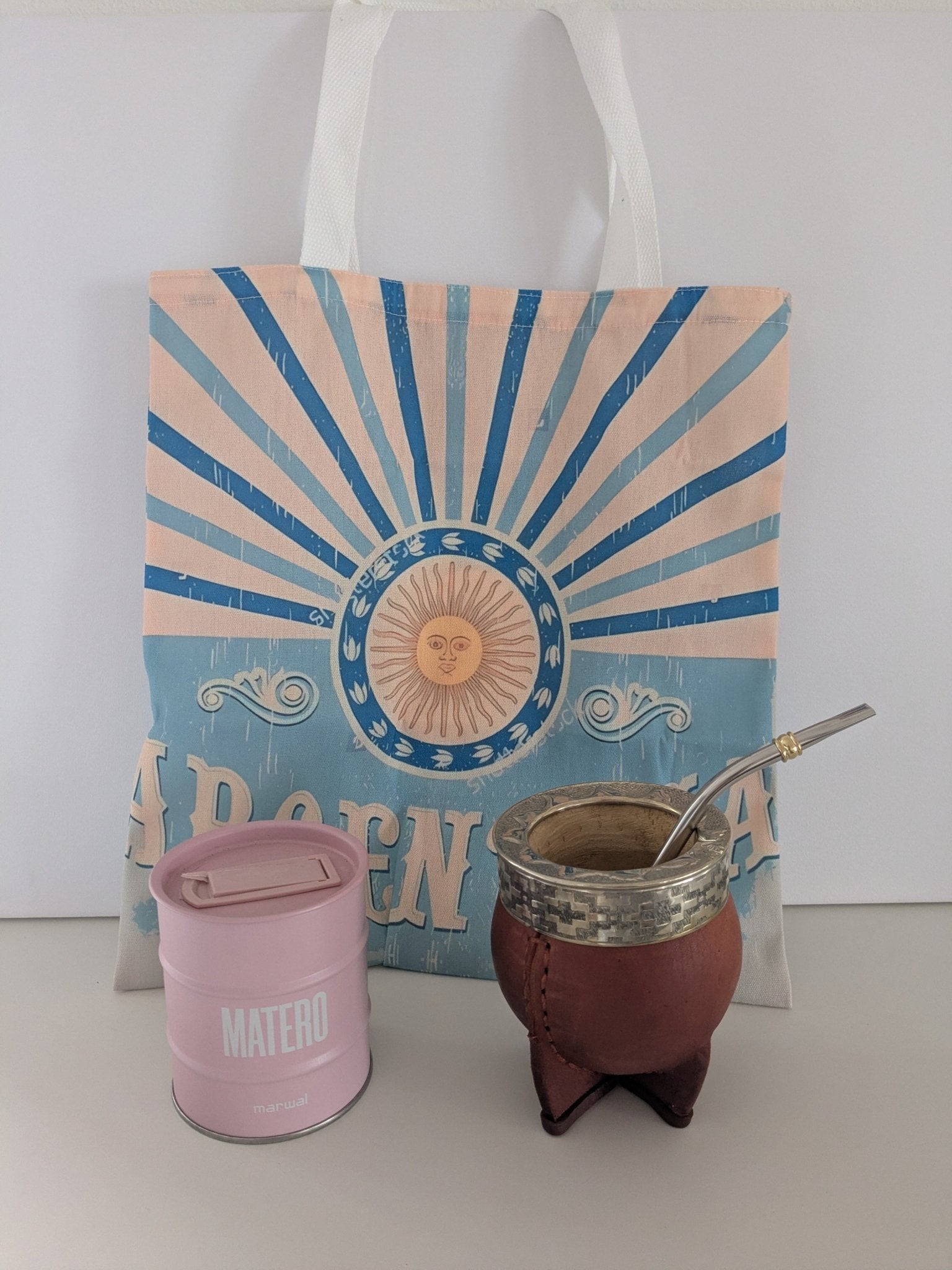 Set Tradicional Argentino: Totebag Argentina + Lata Matera Marwal + Mate Calabaza Marrón con Virola Acero Grabada + Bombilla – ¡El Kit Clásico con Alma Gaucha! 🧉 - Der Kleine Markt