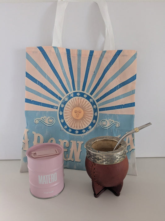 Set Tradicional Argentino: Totebag Argentina + Lata Matera Marwal + Mate Calabaza Marrón con Virola Acero Grabada + Bombilla – ¡El Kit Clásico con Alma Gaucha! 🧉 - Der Kleine Markt